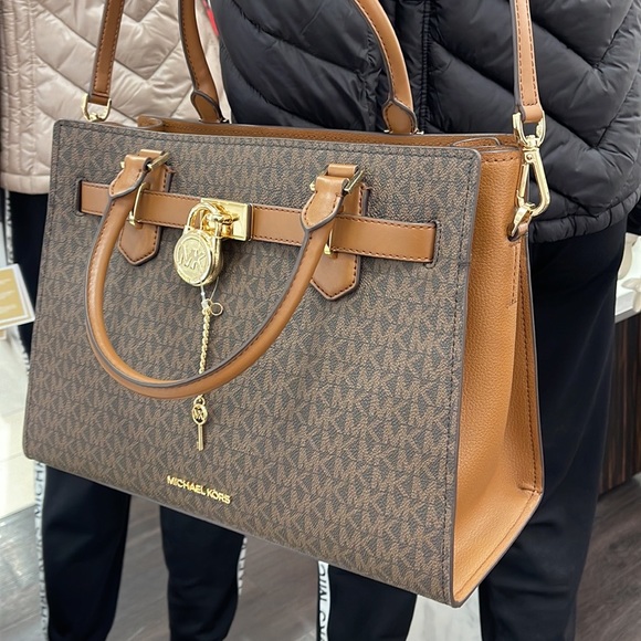 MICHAEL KORS 
Hamilton Medium Logo Satchel
Brown Signature
NWT - Picture 2 of 16